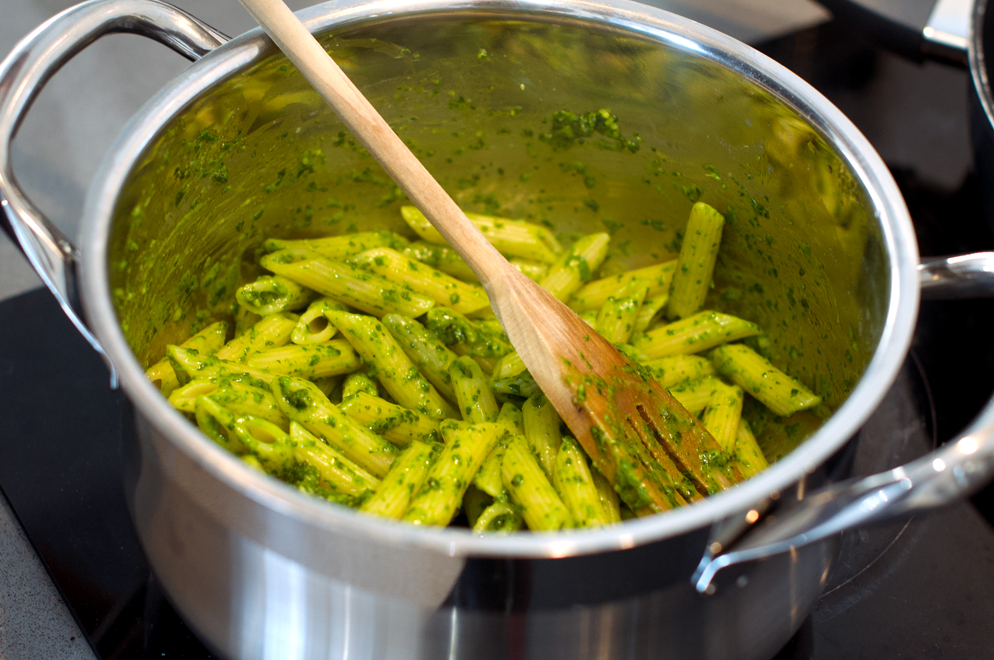 Recipe for penne pasta with spinach pesto with pecorino