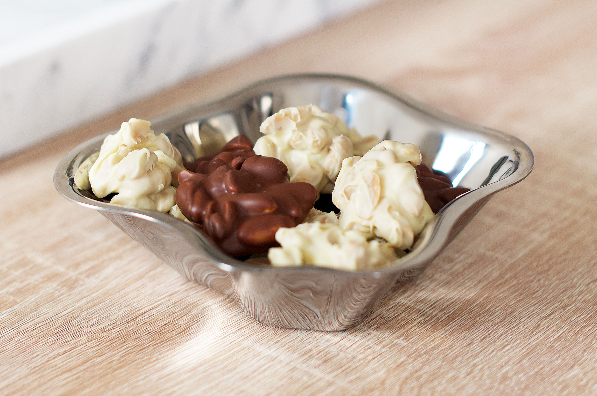 Chocolate and peanut clusters (Dutch: 'pindarotsjes') recipe